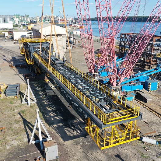 Fabrication of steel structures of a shiploader
