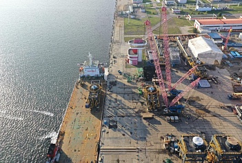 Отгрузка узлов судопогрузочной машины в порт Усть-Луга